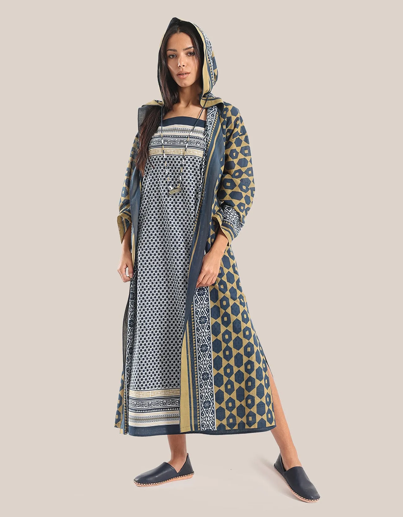 Hooded long coat with pockets