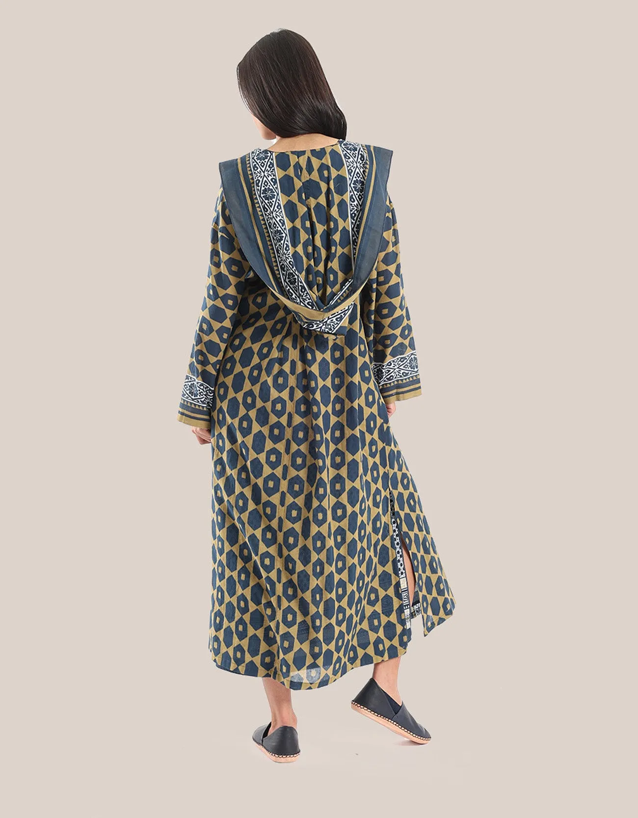 Hooded long coat with pockets