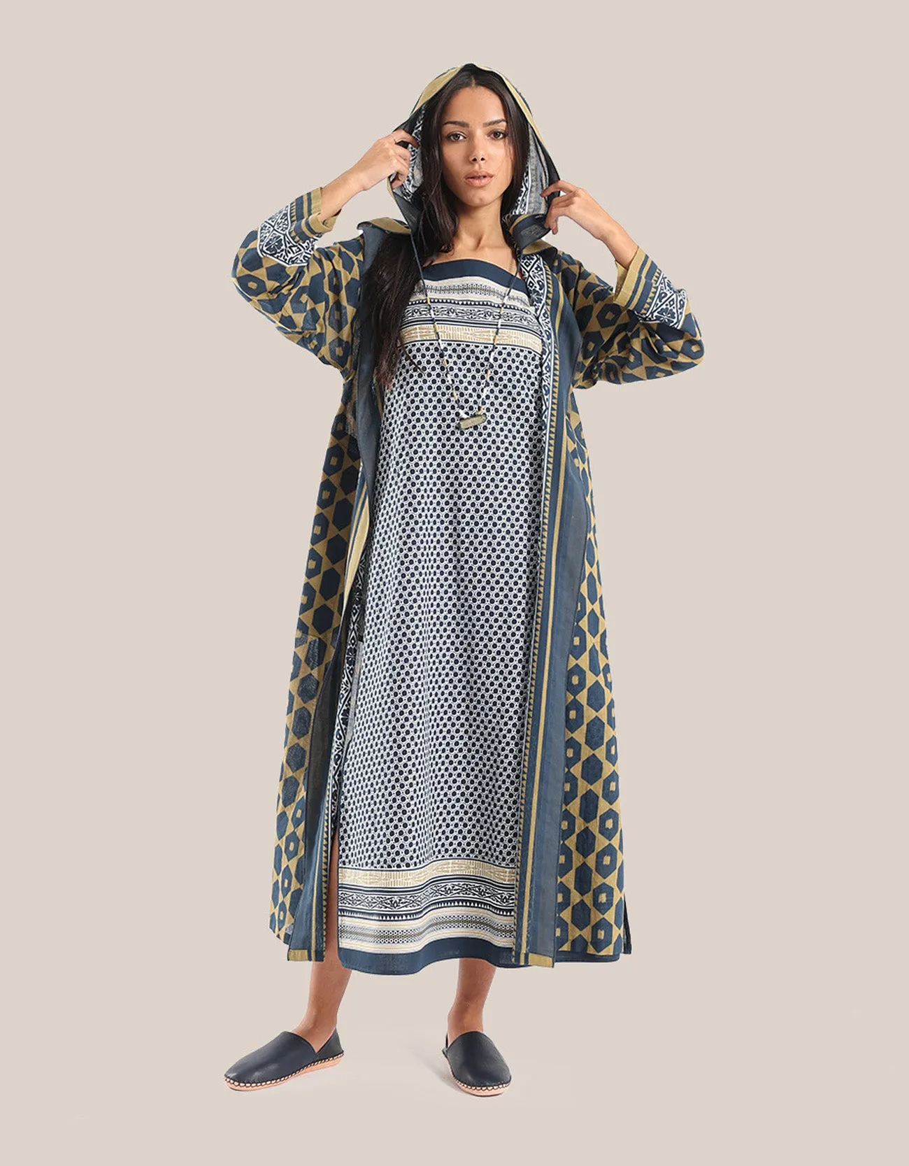 Hooded long coat with pockets