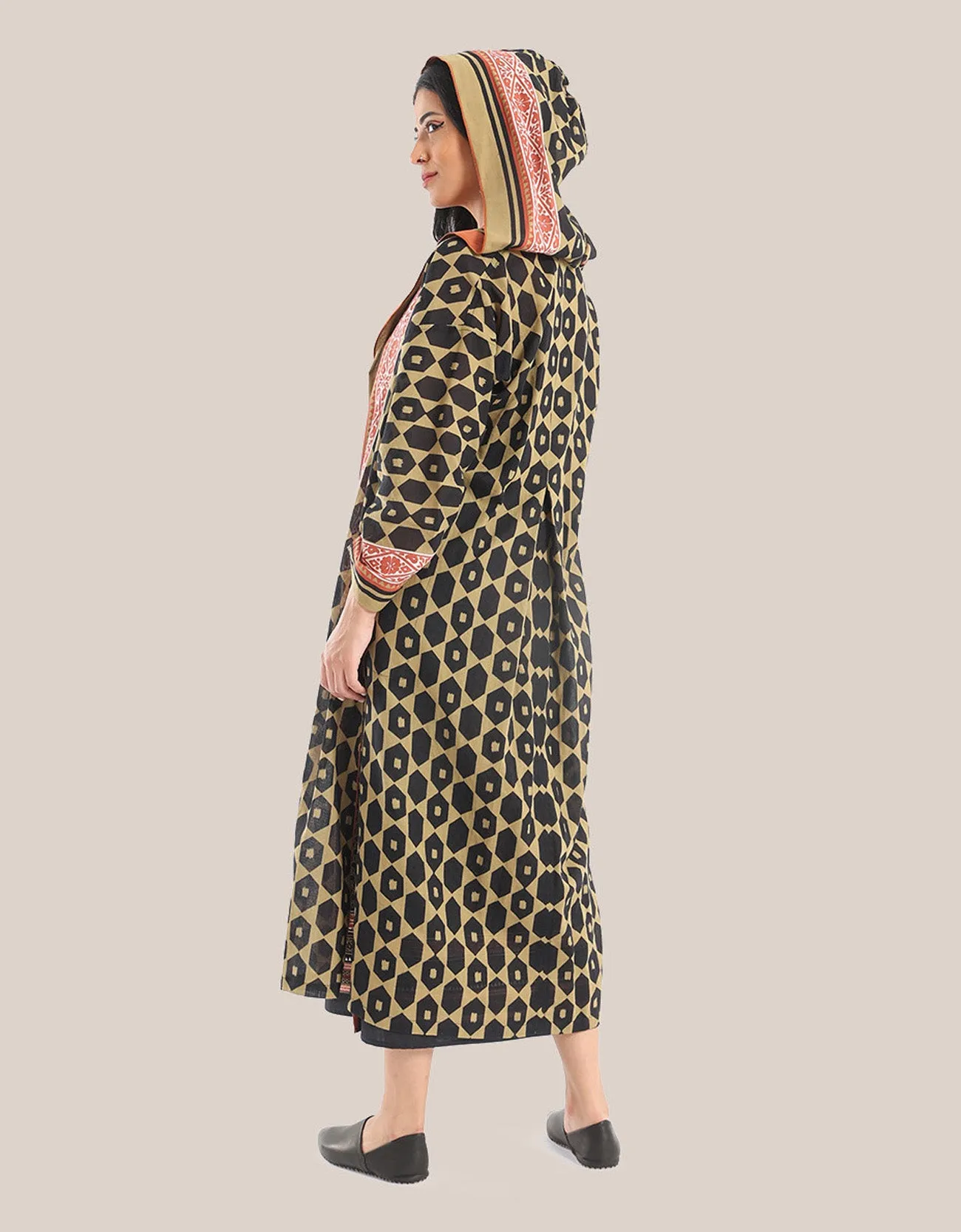 Hooded long coat with pockets