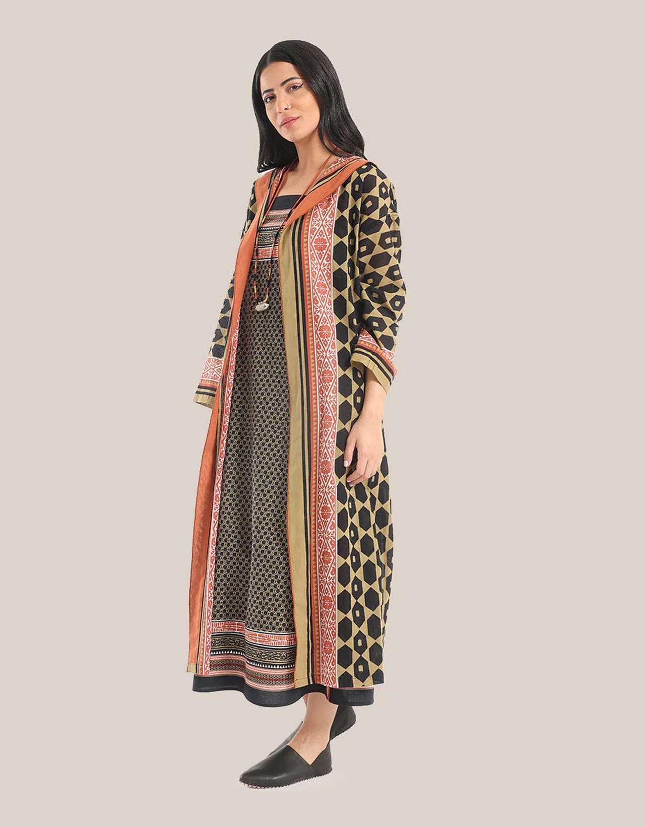 Hooded long coat with pockets