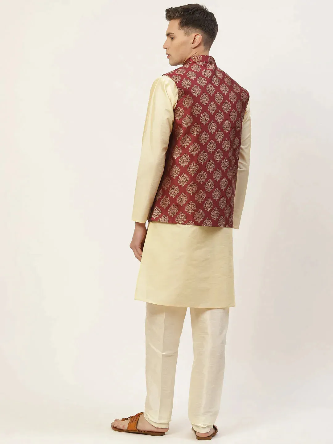 Men'S Solid Kurta Pyjama With Floral Maroon Printed Nehru Jacket